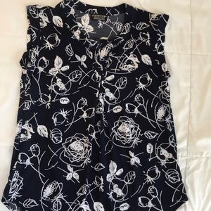Sleeveless shirt with floral print